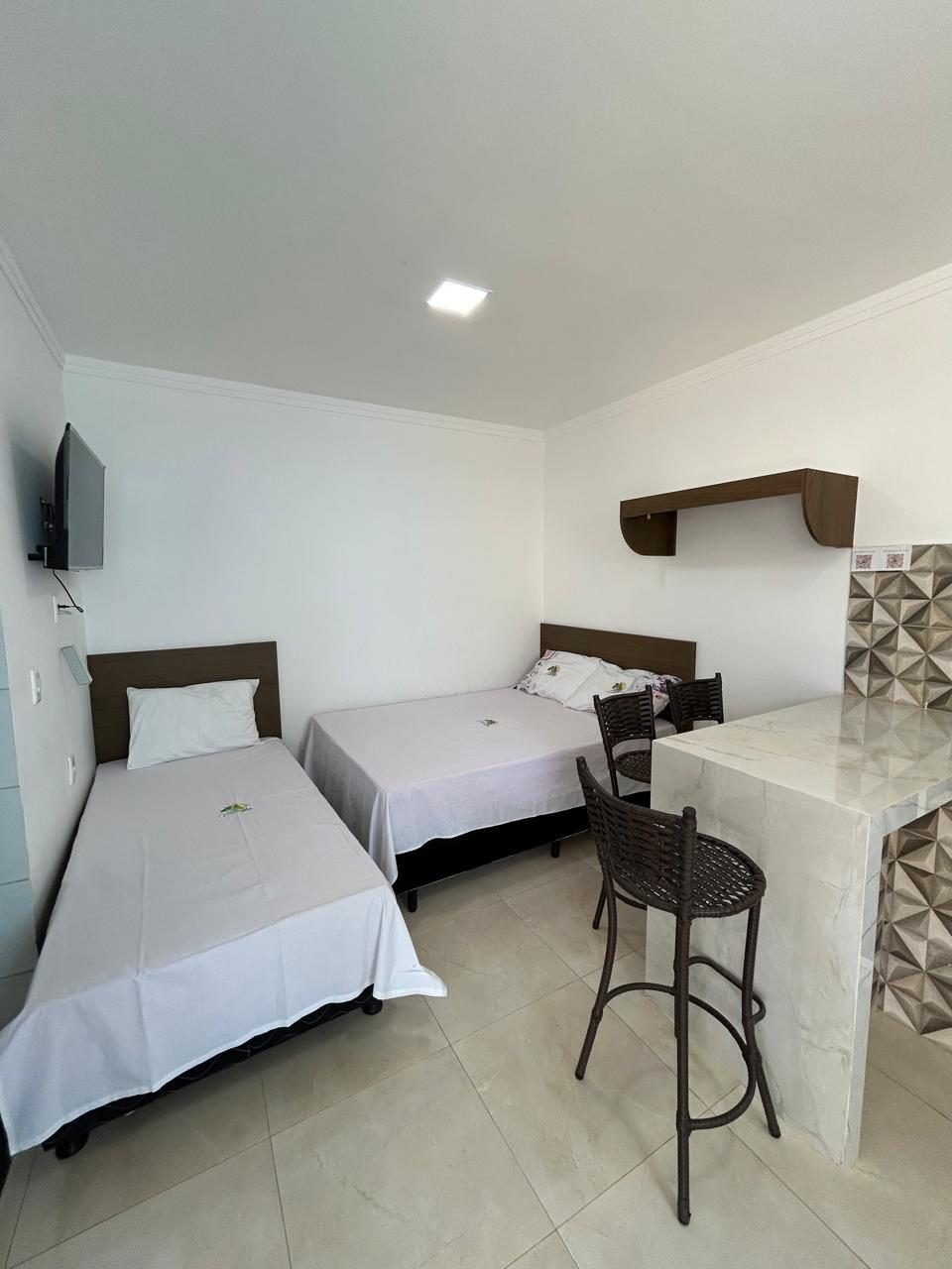 Flat com duas camas e mesa alta